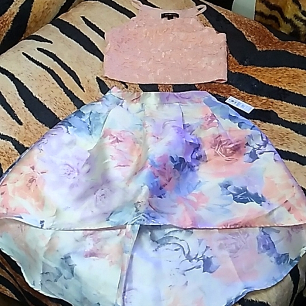 Stunning 2 piece dressy, floral set!